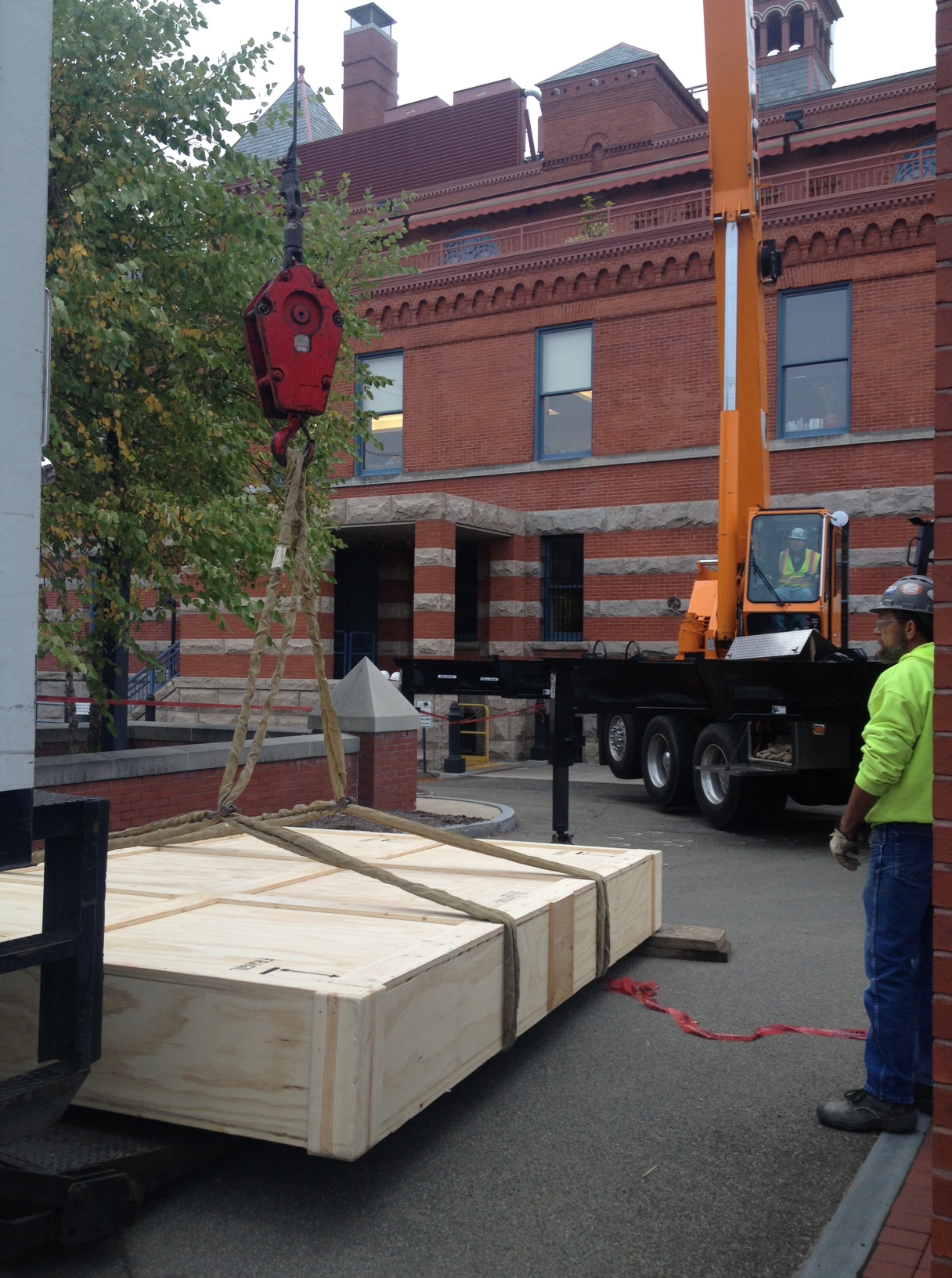 The crane picks up the new Mount Whitney frame to lift onto the Museum's balcony.