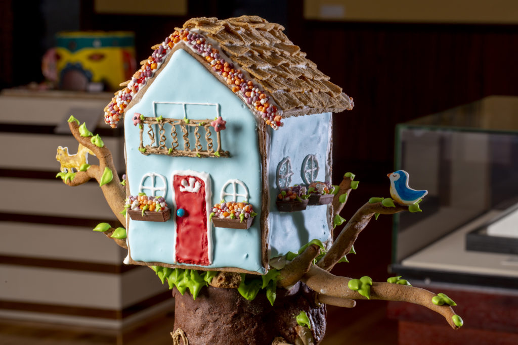 Picture of a treehouse made our of gingerbread.